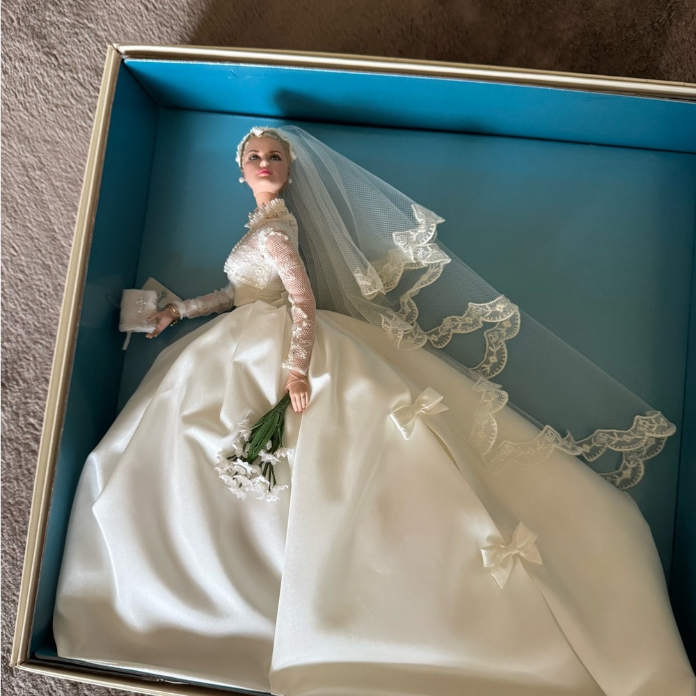 Mattel Grace Kelly Bride Doll in White Lace - Picture 3 of 12